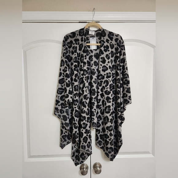 Dillard's Leopard Print Poncho/ Cape - Picture 2 of 5